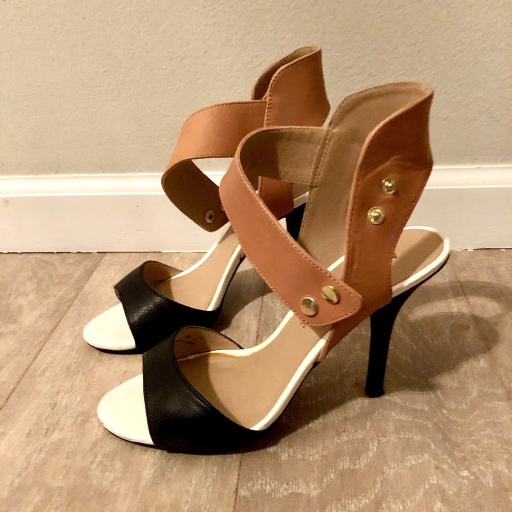 GENTLY USED. Audrey Brooke. Size 7. Tan/wht/blk.